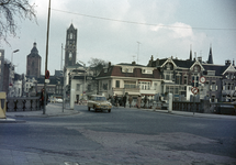 804263 Gezicht op de Willemsbrug te Utrecht, vanaf de hoek van de Catharijnesingel met het Moreelsepark, met links op ...